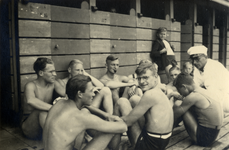 825368 Afbeelding van een groepje jongemannen bij de kleedhokjes van Zweminrichting De Liesbosch(Utrechtsestraatweg ...